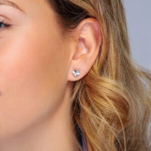 Model draagt MIA Jewellery oorbellen, stijlvolle en comfortabele opties voor gevoelige oren, eenvoudig te wisselen zonder de stud uit het oor te halen. Detail van model met MIA Jewellery oorbellen, benadrukt elegantie en draagcomfort, snel en eenvoudig te wisselen zonder de stud te verwijderen.