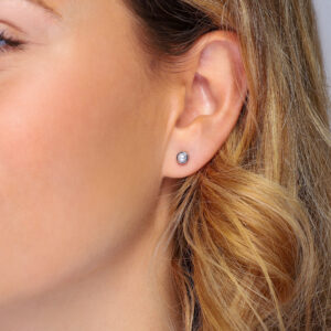 Model draagt MIA Jewellery oorbellen, stijlvolle en comfortabele opties voor gevoelige oren, eenvoudig te wisselen zonder de stud uit het oor te halen. Detail van model met MIA Jewellery oorbellen, benadrukt elegantie en draagcomfort, snel en eenvoudig te wisselen zonder de stud te verwijderen.