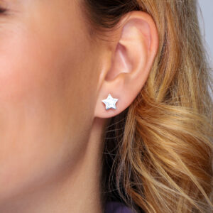 Model draagt MIA Jewellery oorbellen, stijlvolle en comfortabele opties voor gevoelige oren, eenvoudig te wisselen zonder de stud uit het oor te halen. Detail van model met MIA Jewellery oorbellen, benadrukt elegantie en draagcomfort, snel en eenvoudig te wisselen zonder de stud te verwijderen.